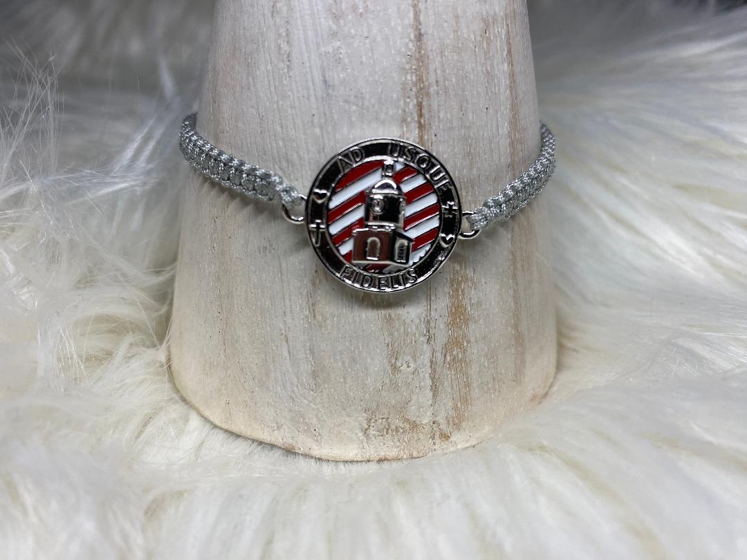 Bracelet macramé gris avec Clocher 15mm argent fond rouge et blanc