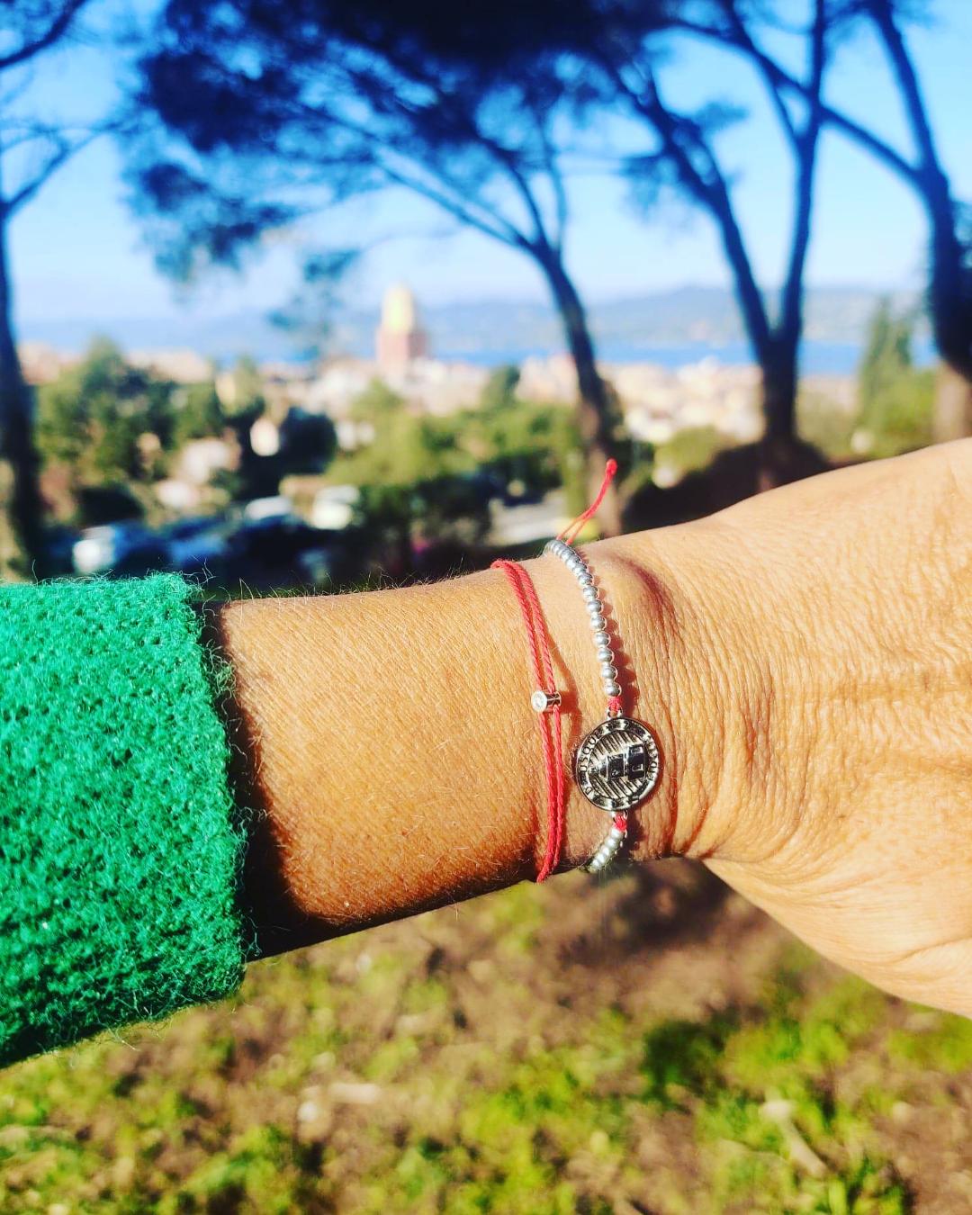 Bracelet perles argent 3mm avec Clocher 15mm argent fond rouge et blanc