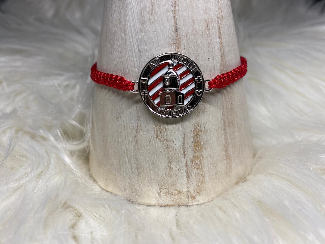 Bracelet macramé rouge avec Clocher 15mm argent fond rouge et blanc