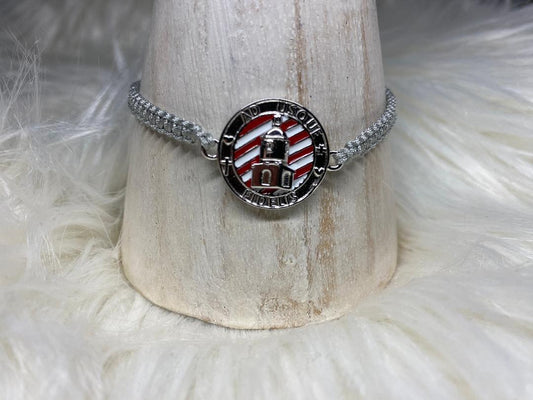 Bracelet macramé gris avec Clocher 15mm argent fond rouge et blanc