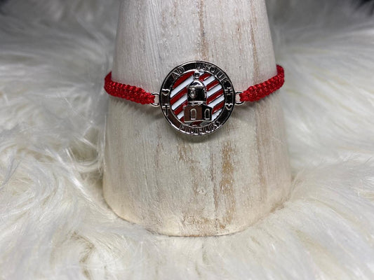 Bracelet macramé rouge avec Clocher 15mm argent fond rouge et blanc