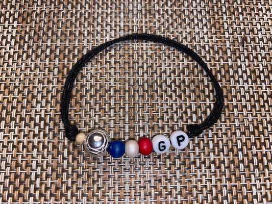 Bracelet petanque initiale lettres noires sur fond blanc plus drapeau français sur fond noir