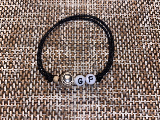 Bracelet petanque initiale lettres noires sur fond blanc